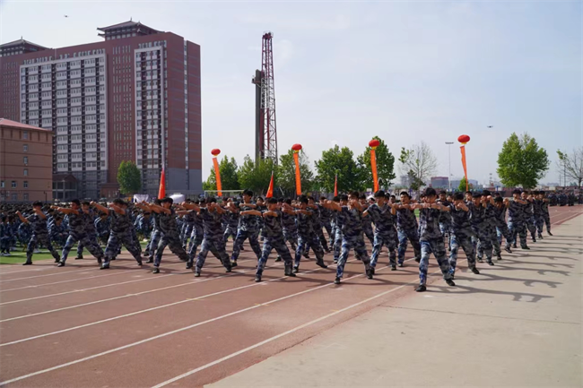 保定理工學(xué)院隆重舉行“國防后備營”成立暨授旗儀式