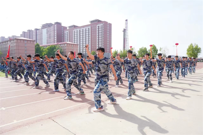 保定理工學(xué)院隆重舉行“國防后備營”成立暨授旗儀式