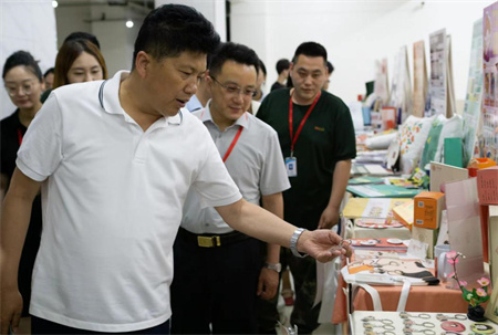 賀陽教育集團董事長蒞臨參觀指導(dǎo) 保定理工學(xué)院藝術(shù)學(xué)院2024屆本科畢業(yè)設(shè)計作品展