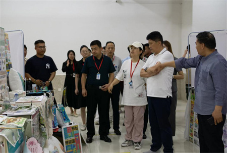 賀陽教育集團董事長蒞臨參觀指導(dǎo) 保定理工學(xué)院藝術(shù)學(xué)院2024屆本科畢業(yè)設(shè)計作品展