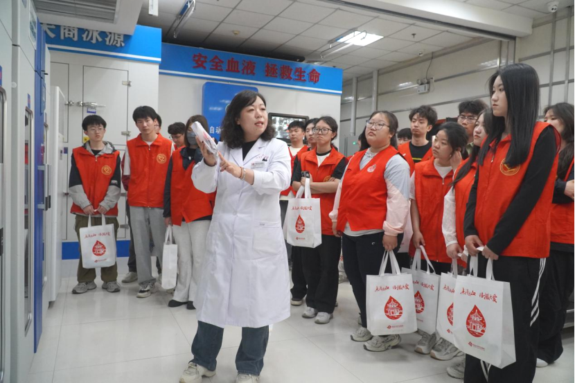 “三獻”進校園|血液探秘,與愛同行——保定理工學院師生“血站開放日”活動