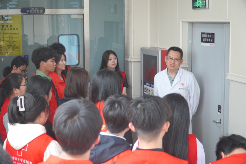 “三獻”進校園|血液探秘,與愛同行——保定理工學院師生“血站開放日”活動