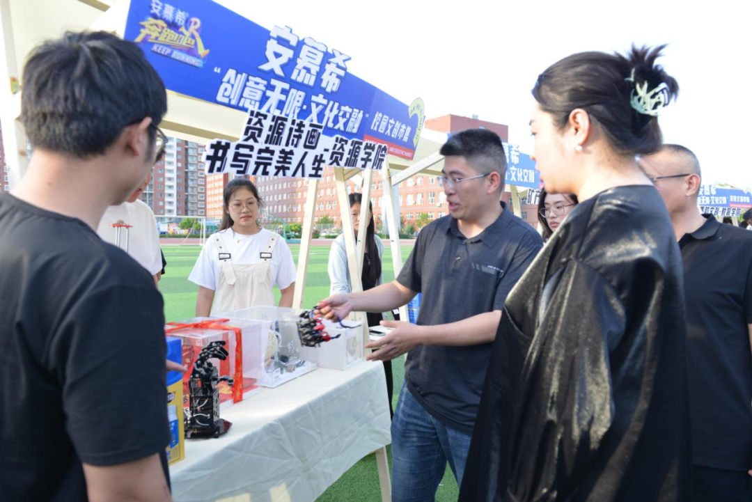 青春校園|創(chuàng)意無限,文化交融—保定理工學院首屆文創(chuàng)市集圓滿結束