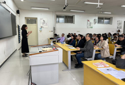 加強觀摩示范效應(yīng)，助力青年教師提高