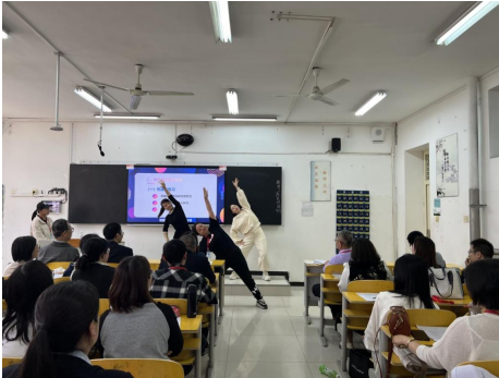 加強觀摩示范效應(yīng)，助力青年教師提高