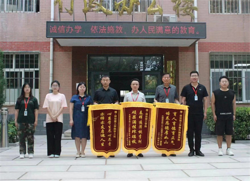 2024屆畢業(yè)生敬贈錦旗，感恩母校與院系培育