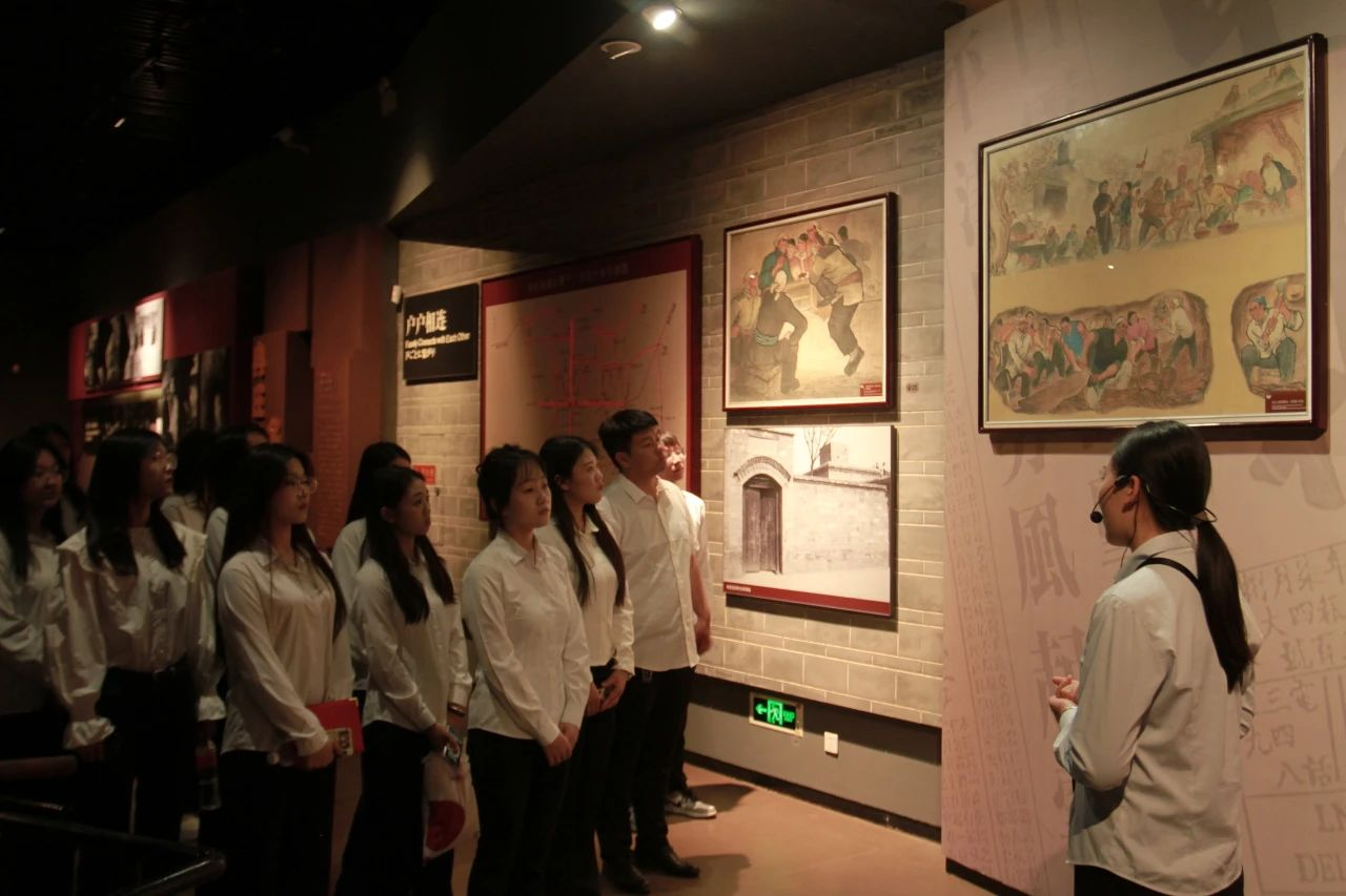 保定理工學(xué)院信息科學(xué)與工程學(xué)院 前往冉莊地道戰(zhàn)紀念館開展牌儀式