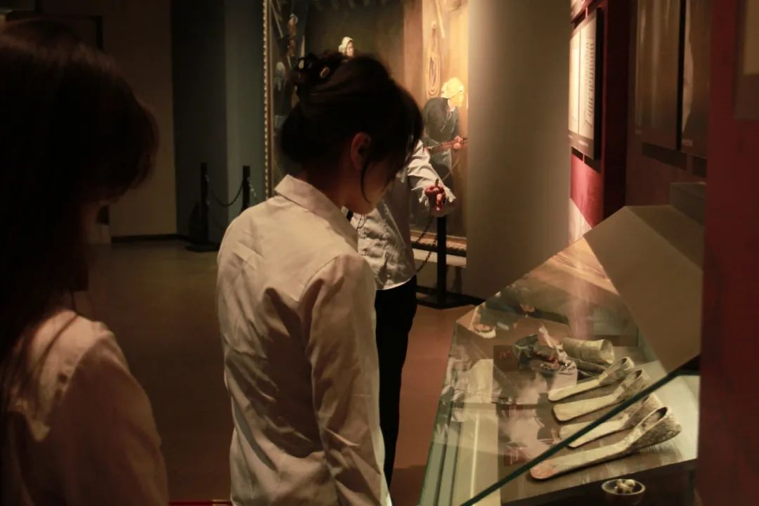 保定理工學(xué)院信息科學(xué)與工程學(xué)院 前往冉莊地道戰(zhàn)紀念館開展牌儀式