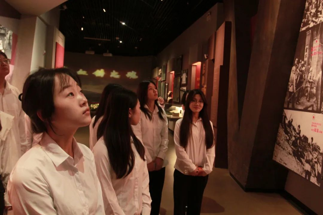 保定理工學(xué)院信息科學(xué)與工程學(xué)院 前往冉莊地道戰(zhàn)紀念館開展牌儀式