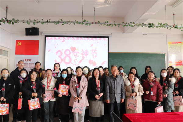 凝聚奋进力量 书写巑Ӈ荣光--保定理工学院校领D访慰问女教职工送上“三八”国际劳动妇奌福