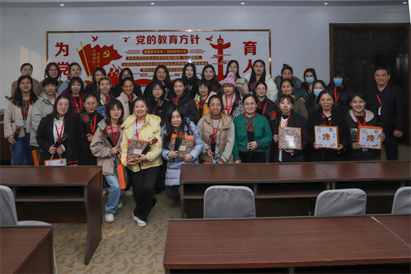 凝聚奋进力量 书写巑Ӈ荣光--保定理工学院校领D访慰问女教职工送上“三八”国际劳动妇奌福