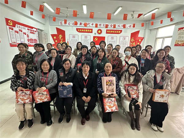 凝聚奋进力量 书写巑Ӈ荣光--保定理工学院校领D访慰问女教职工送上“三八”国际劳动妇奌福