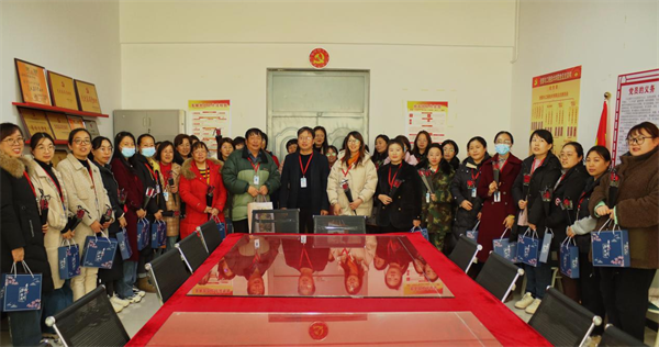 凝聚奋进力量 书写巑Ӈ荣光--保定理工学院校领D访慰问女教职工送上“三八”国际劳动妇奌福