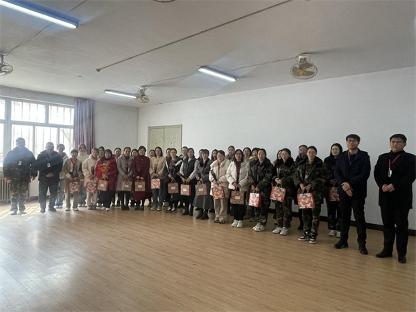 凝聚奋进力量 书写巑Ӈ荣光--保定理工学院校领D访慰问女教职工送上“三八”国际劳动妇奌福