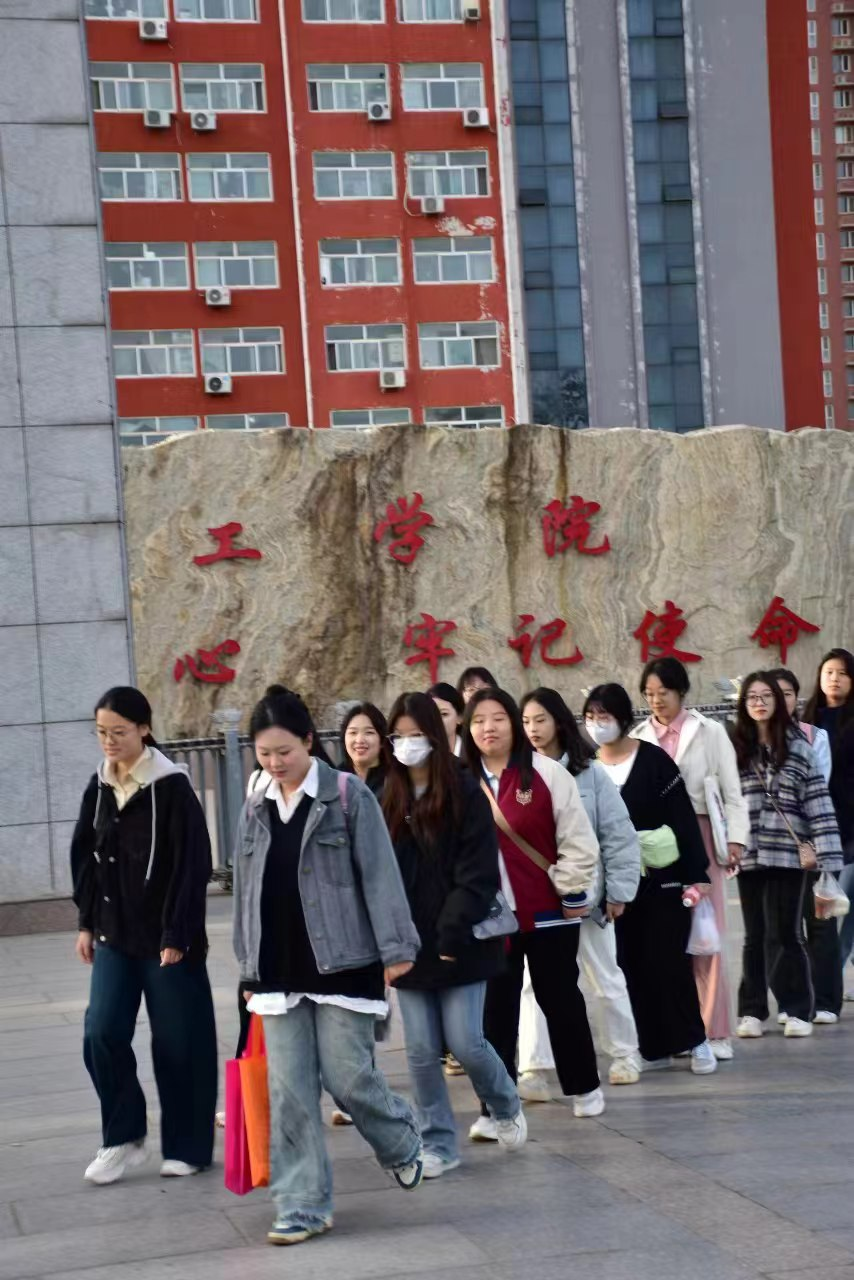勇?lián)鷷r(shí)代使命，傳遞教育力量——鄭家莊小學(xué)支教活動(dòng)