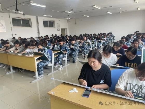 [教育·教學(xué)]妙筆下寫(xiě)世界，板書(shū)上丹心情