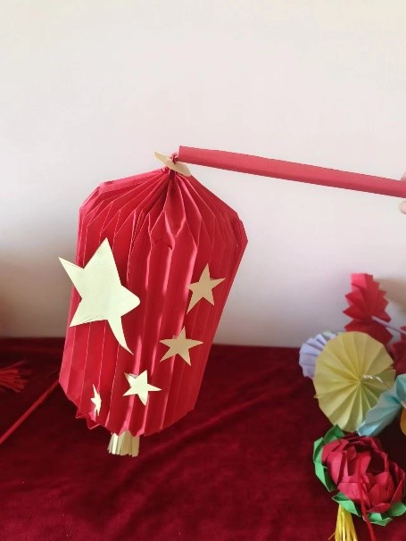 弘揚傳統(tǒng)文化 傳承愛國情懷——教育學院開展創(chuàng)意燈籠制作活動