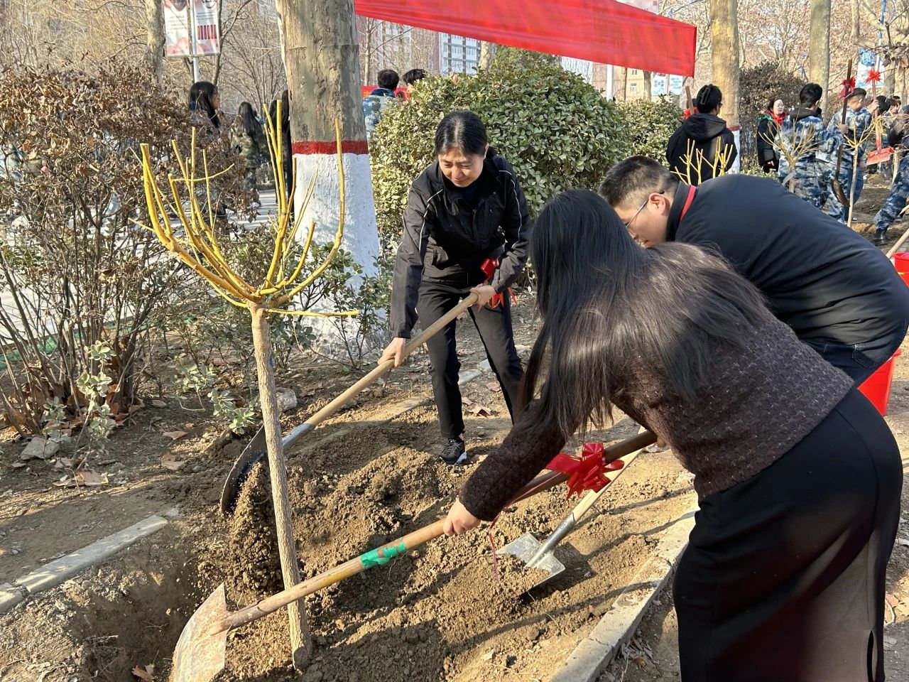 “‘植’此青綠，教樹人心，‘育’汝于成”植樹節(jié)活動(dòng)圓滿結(jié)束!