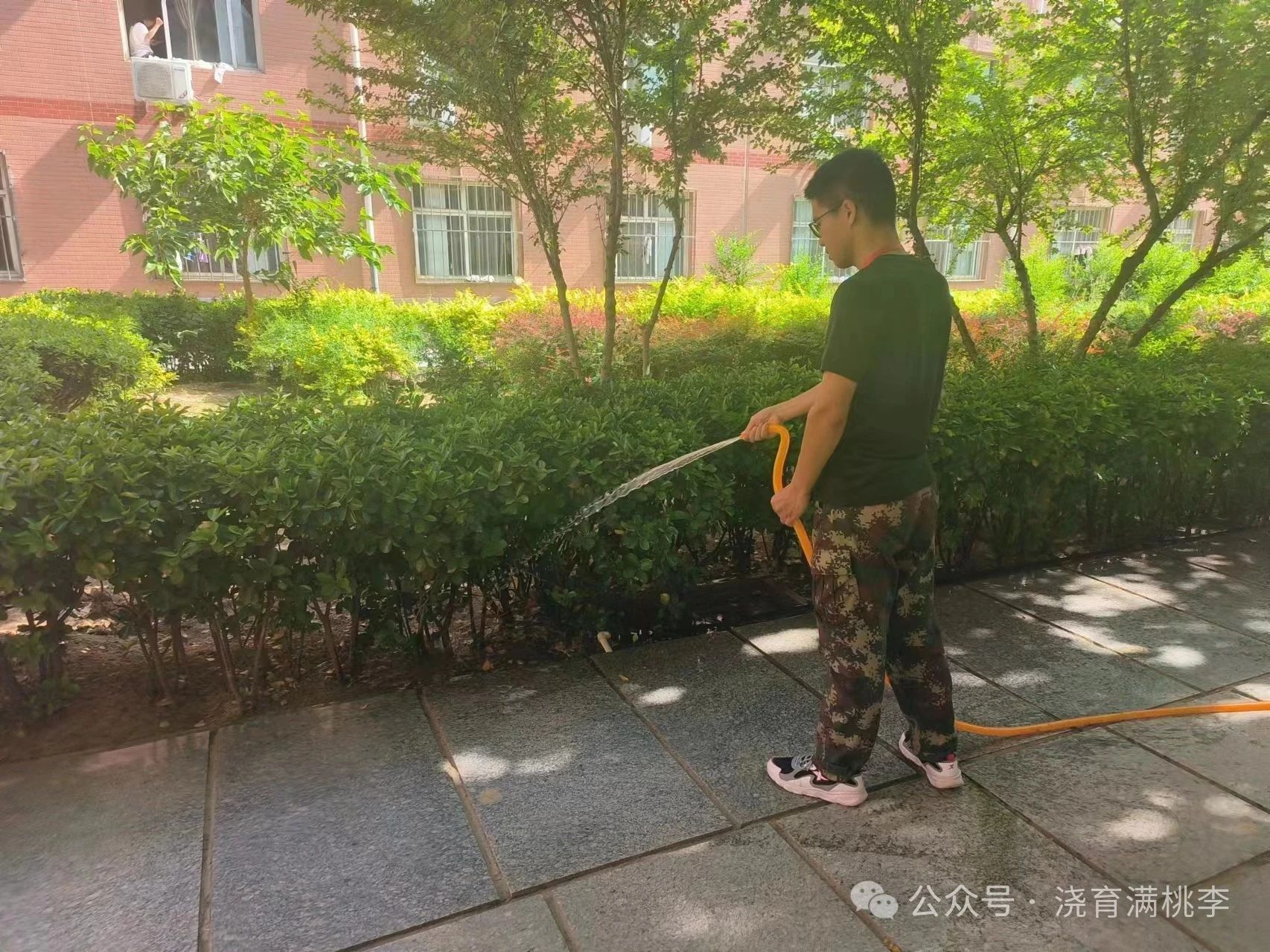 勞動踐于行，美德鑄于心