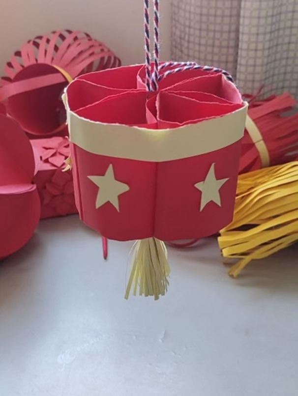 弘揚傳統(tǒng)文化 傳承愛國情懷——教育學院開展創(chuàng)意燈籠制作活動