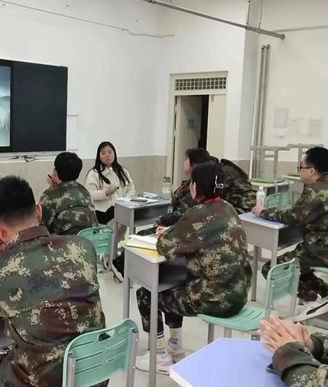 輔導員培訓——“微笑式管理，影響式教育，引導式批評”