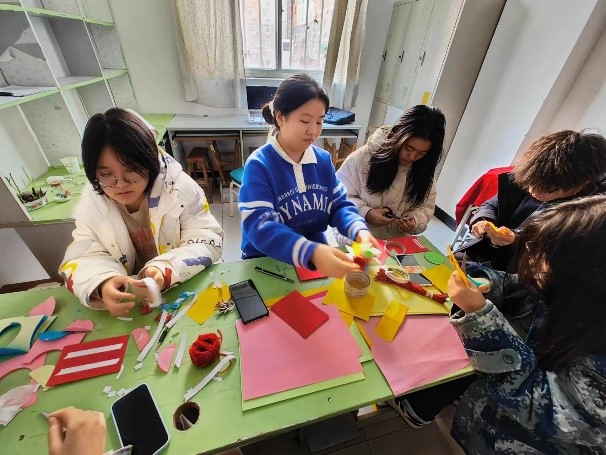 弘揚傳統(tǒng)文化 傳承愛國情懷——教育學院開展創(chuàng)意燈籠制作活動