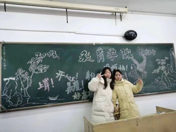 【教育·教學】黑板定格美好，寄語傳遞深情