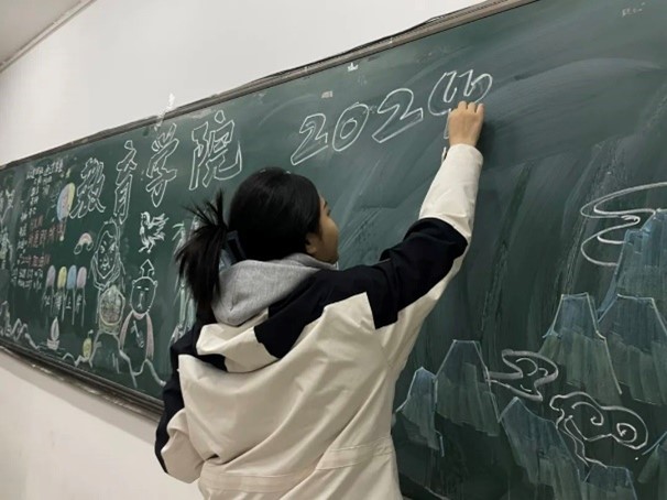 【教育·教學】黑板定格美好，寄語傳遞深情