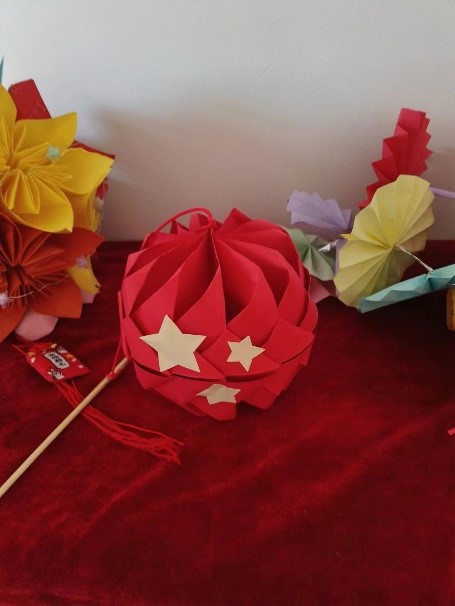弘揚傳統(tǒng)文化 傳承愛國情懷——教育學院開展創(chuàng)意燈籠制作活動