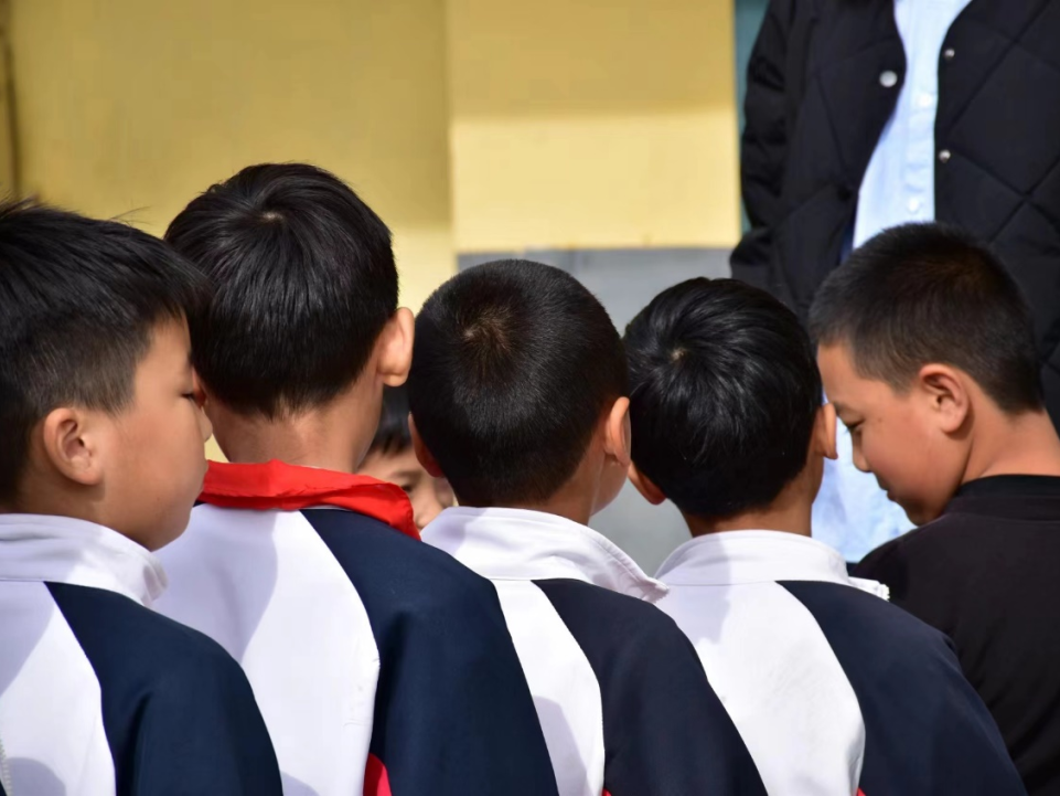 勇?lián)鷷r(shí)代使命，傳遞教育力量——鄭家莊小學(xué)支教活動(dòng)