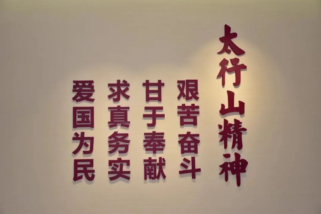 學李保國精神 做四有好老師 育時代新人