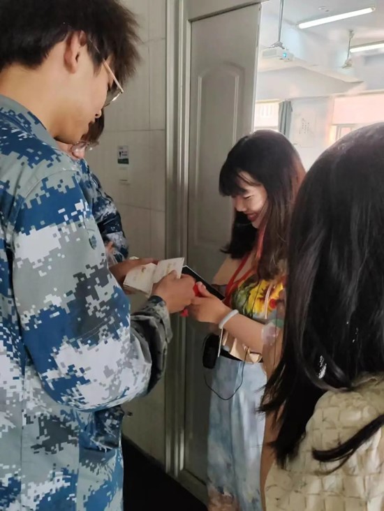 兒童節(jié)，“大朋友”們與小朋友們共度六一?。。? onmousewheel=