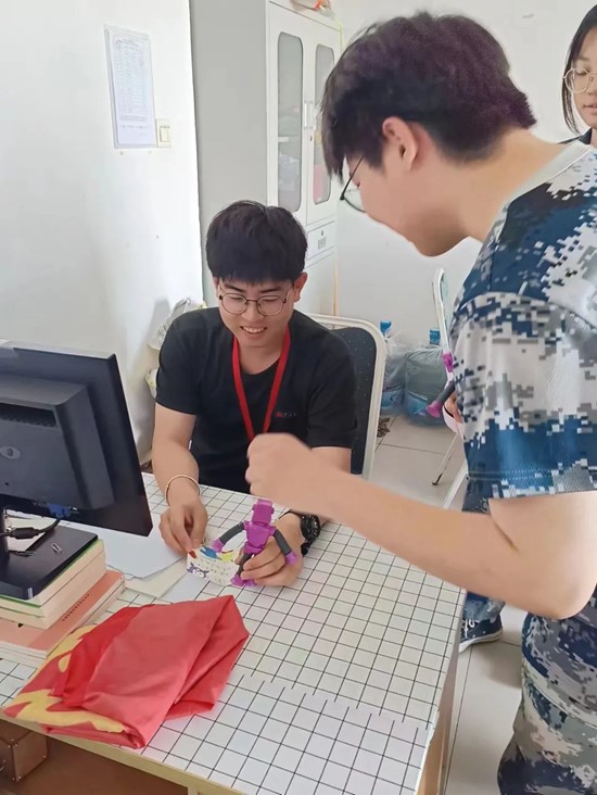 兒童節(jié)，“大朋友”們與小朋友們共度六一！?。? onmousewheel=
