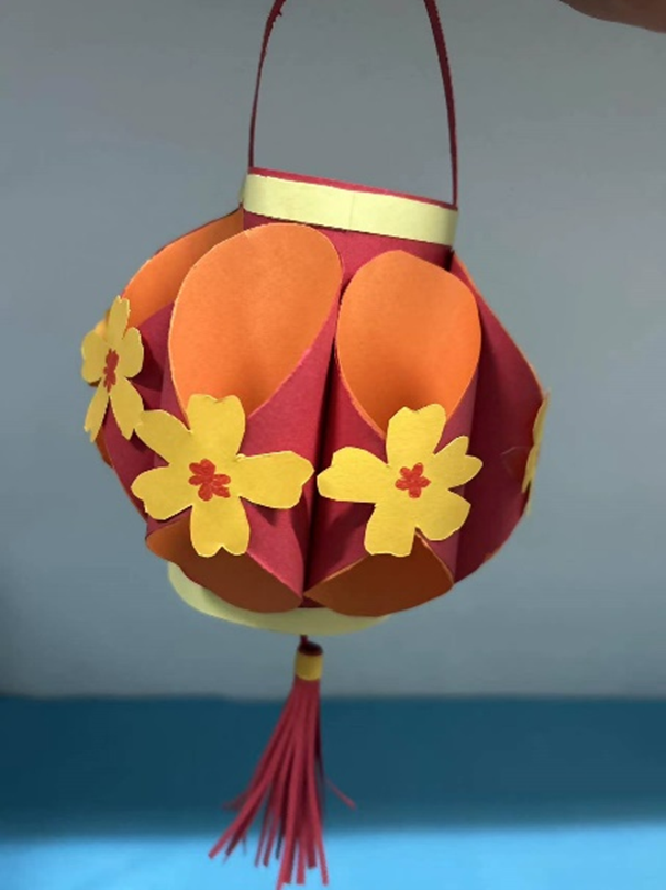 弘揚傳統(tǒng)文化 傳承愛國情懷——教育學院開展創(chuàng)意燈籠制作活動
