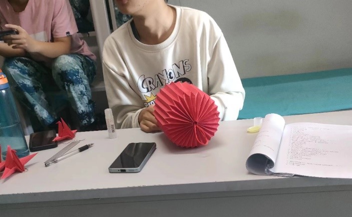 弘揚傳統(tǒng)文化 傳承愛國情懷——教育學院開展創(chuàng)意燈籠制作活動