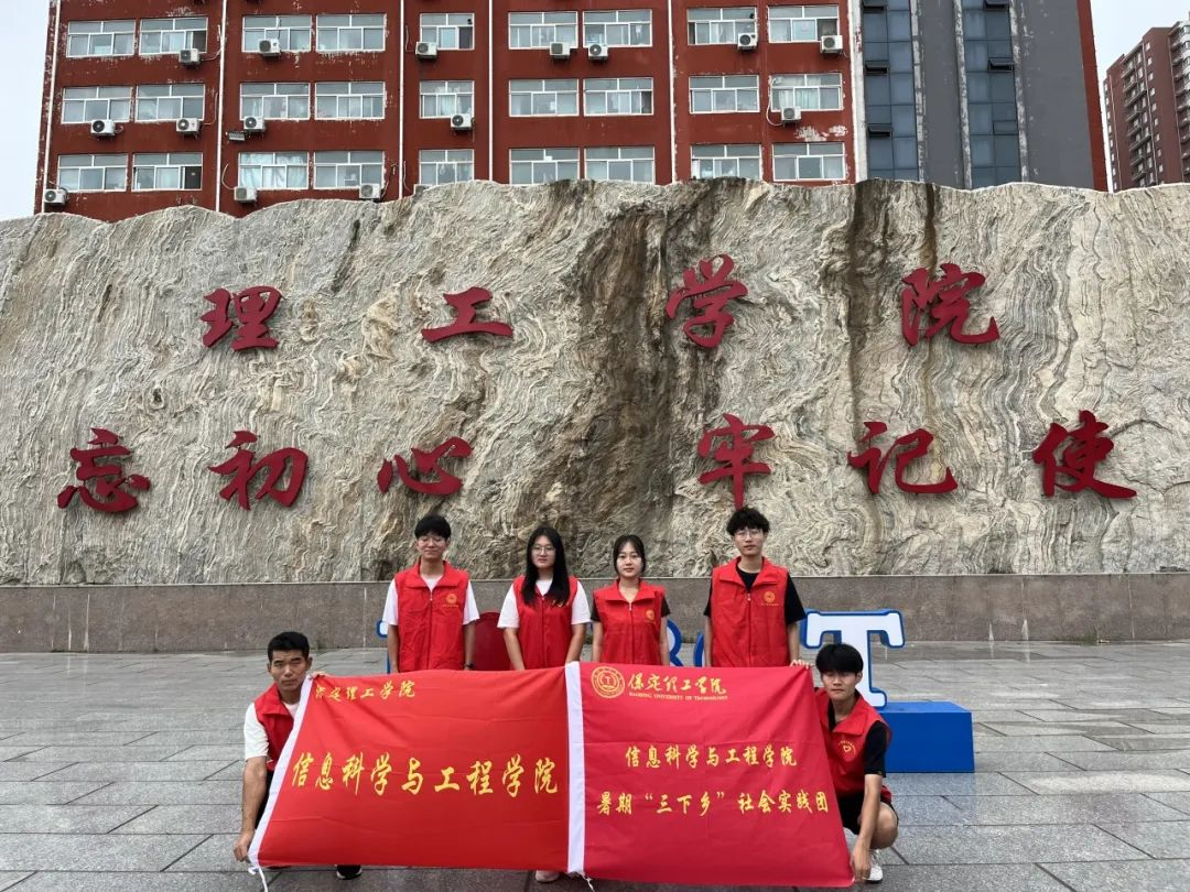 在太行博物館,實(shí)踐團(tuán)的成員們參觀了展館陳列的歷史文物,結(jié)合所學(xué)知識(shí)講解了歷史故事。同時(shí),親身感受了文物道具的歷史溫度和厚重感,激發(fā)了團(tuán)隊(duì)成員們的興趣和愛(ài)國(guó)熱情。