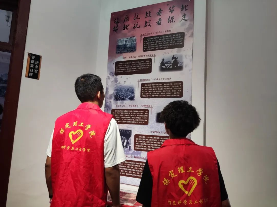 在太行博物館,實(shí)踐團(tuán)的成員們參觀了展館陳列的歷史文物,結(jié)合所學(xué)知識(shí)講解了歷史故事。同時(shí),親身感受了文物道具的歷史溫度和厚重感,激發(fā)了團(tuán)隊(duì)成員們的興趣和愛(ài)國(guó)熱情。