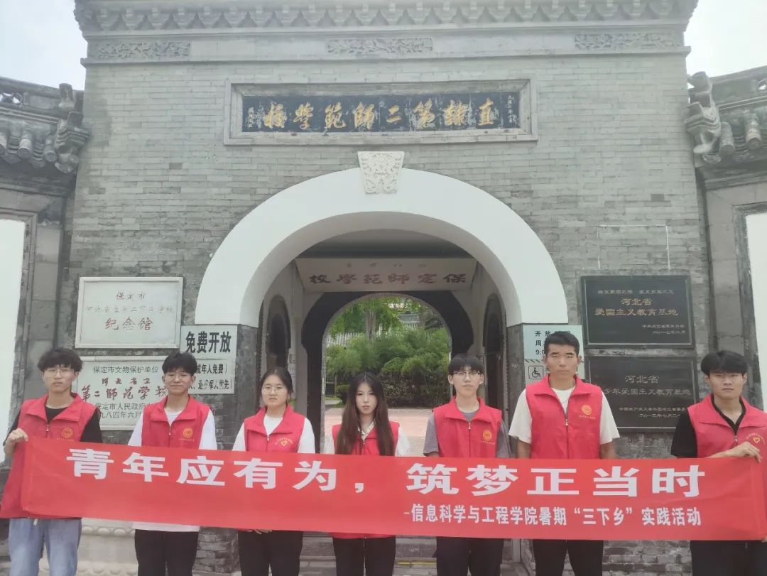 在太行博物館,實(shí)踐團(tuán)的成員們參觀了展館陳列的歷史文物,結(jié)合所學(xué)知識(shí)講解了歷史故事。同時(shí),親身感受了文物道具的歷史溫度和厚重感,激發(fā)了團(tuán)隊(duì)成員們的興趣和愛(ài)國(guó)熱情。