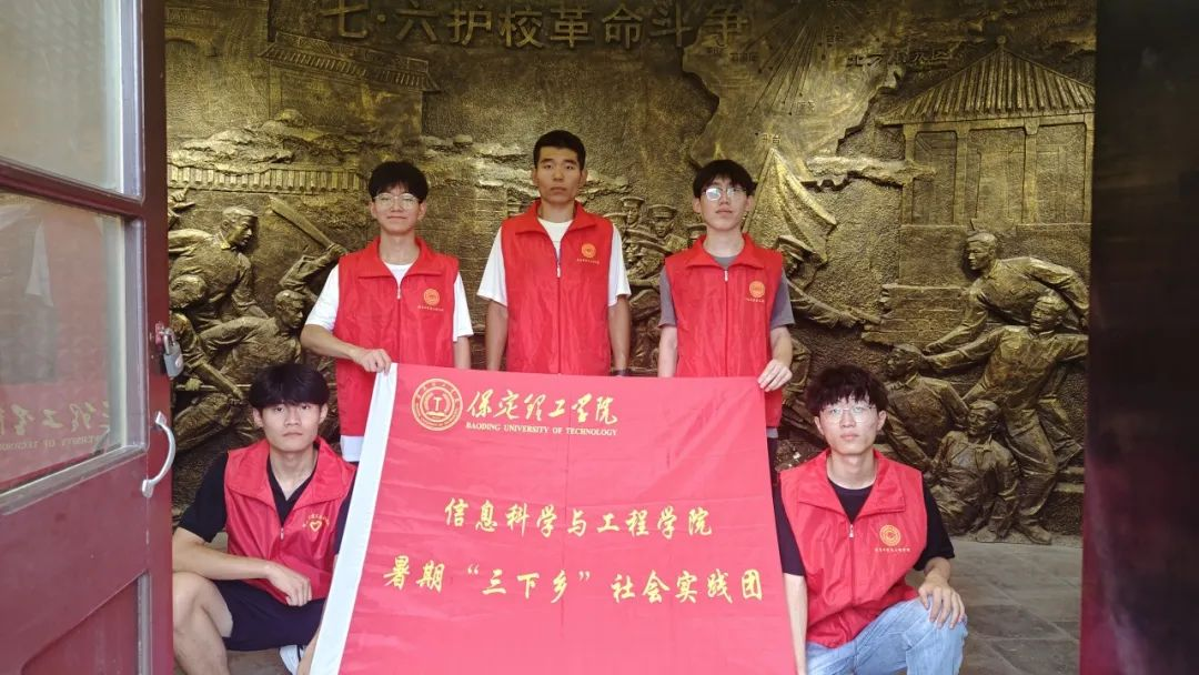 在太行博物館,實(shí)踐團(tuán)的成員們參觀了展館陳列的歷史文物,結(jié)合所學(xué)知識(shí)講解了歷史故事。同時(shí),親身感受了文物道具的歷史溫度和厚重感,激發(fā)了團(tuán)隊(duì)成員們的興趣和愛(ài)國(guó)熱情。