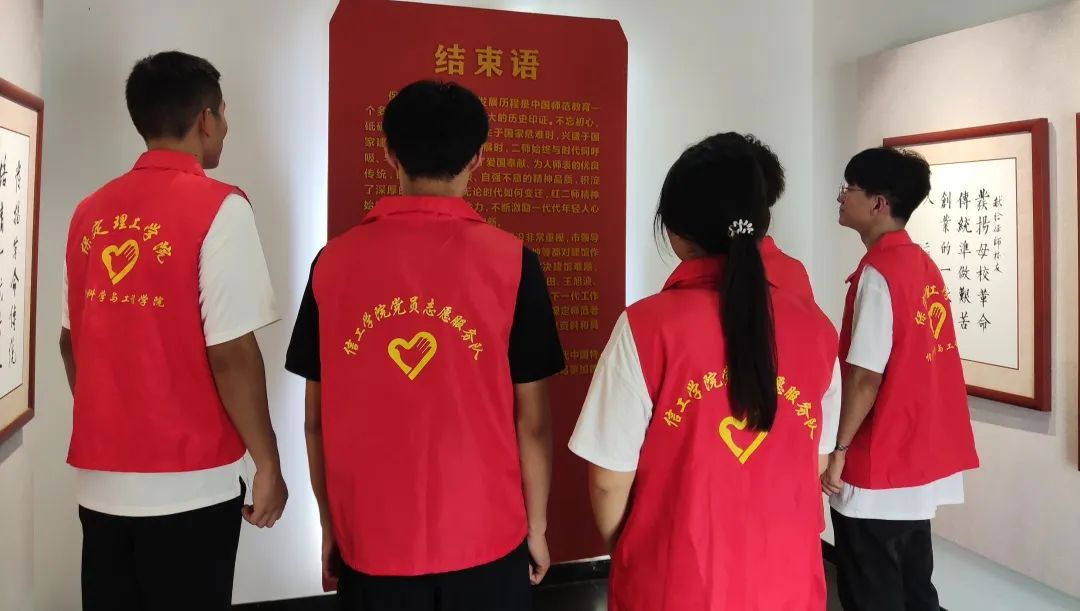 在太行博物館,實(shí)踐團(tuán)的成員們參觀了展館陳列的歷史文物,結(jié)合所學(xué)知識(shí)講解了歷史故事。同時(shí),親身感受了文物道具的歷史溫度和厚重感,激發(fā)了團(tuán)隊(duì)成員們的興趣和愛(ài)國(guó)熱情。