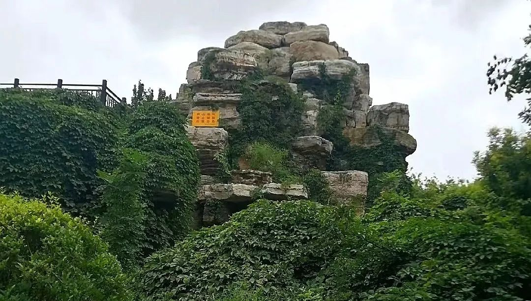 在太行博物館,實(shí)踐團(tuán)的成員們參觀了展館陳列的歷史文物,結(jié)合所學(xué)知識(shí)講解了歷史故事。同時(shí),親身感受了文物道具的歷史溫度和厚重感,激發(fā)了團(tuán)隊(duì)成員們的興趣和愛(ài)國(guó)熱情。