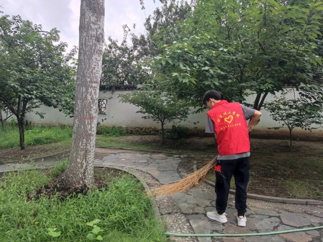 在太行博物館,實(shí)踐團(tuán)的成員們參觀了展館陳列的歷史文物,結(jié)合所學(xué)知識(shí)講解了歷史故事。同時(shí),親身感受了文物道具的歷史溫度和厚重感,激發(fā)了團(tuán)隊(duì)成員們的興趣和愛(ài)國(guó)熱情。