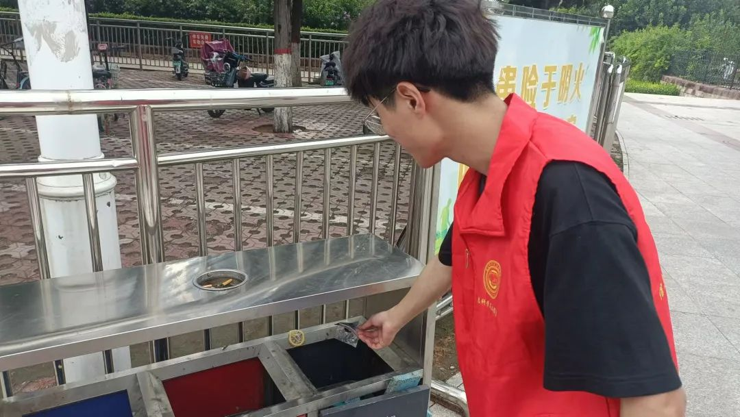 在太行博物館,實(shí)踐團(tuán)的成員們參觀了展館陳列的歷史文物,結(jié)合所學(xué)知識(shí)講解了歷史故事。同時(shí),親身感受了文物道具的歷史溫度和厚重感,激發(fā)了團(tuán)隊(duì)成員們的興趣和愛(ài)國(guó)熱情。