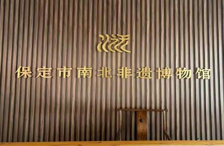 在太行博物館,實(shí)踐團(tuán)的成員們參觀了展館陳列的歷史文物,結(jié)合所學(xué)知識(shí)講解了歷史故事。同時(shí),親身感受了文物道具的歷史溫度和厚重感,激發(fā)了團(tuán)隊(duì)成員們的興趣和愛(ài)國(guó)熱情。