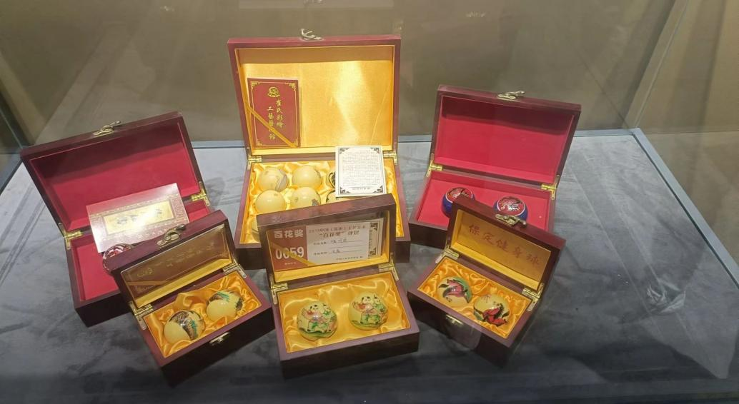 在太行博物館,實(shí)踐團(tuán)的成員們參觀了展館陳列的歷史文物,結(jié)合所學(xué)知識(shí)講解了歷史故事。同時(shí),親身感受了文物道具的歷史溫度和厚重感,激發(fā)了團(tuán)隊(duì)成員們的興趣和愛(ài)國(guó)熱情。