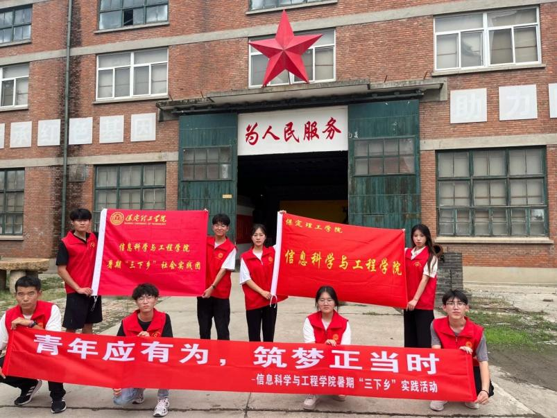 在太行博物館,實(shí)踐團(tuán)的成員們參觀了展館陳列的歷史文物,結(jié)合所學(xué)知識(shí)講解了歷史故事。同時(shí),親身感受了文物道具的歷史溫度和厚重感,激發(fā)了團(tuán)隊(duì)成員們的興趣和愛(ài)國(guó)熱情。