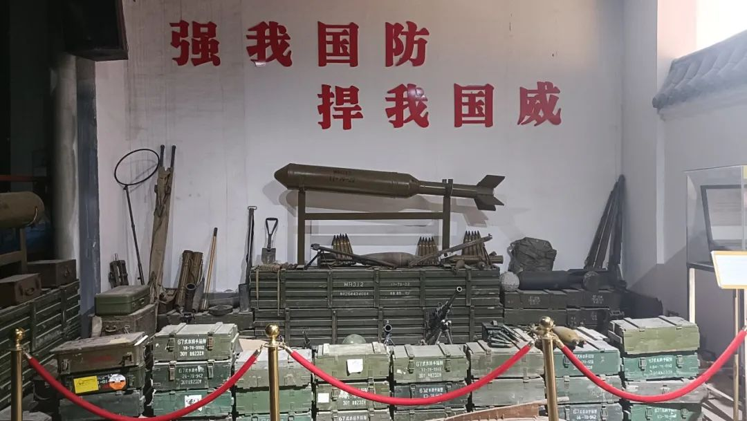 在太行博物館,實(shí)踐團(tuán)的成員們參觀了展館陳列的歷史文物,結(jié)合所學(xué)知識(shí)講解了歷史故事。同時(shí),親身感受了文物道具的歷史溫度和厚重感,激發(fā)了團(tuán)隊(duì)成員們的興趣和愛(ài)國(guó)熱情。