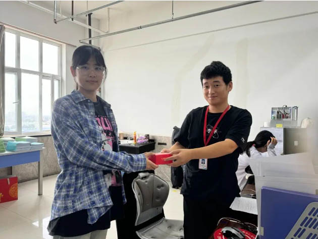 情意滿中秋，月餅送祝福|信工學(xué)院為教職工發(fā)放中秋月餅