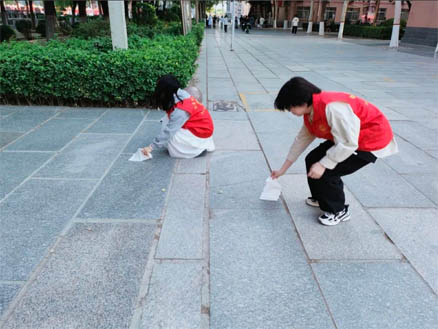 “彎腰拾起責(zé)任，行動(dòng)扮靚校園”｜信息科學(xué)與工程學(xué)院開(kāi)展“倡行彎腰行動(dòng)”主題活動(dòng)（一）
