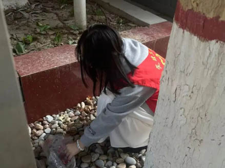 “彎腰拾起責(zé)任，行動(dòng)扮靚校園”｜信息科學(xué)與工程學(xué)院開(kāi)展“倡行彎腰行動(dòng)”主題活動(dòng)（一）